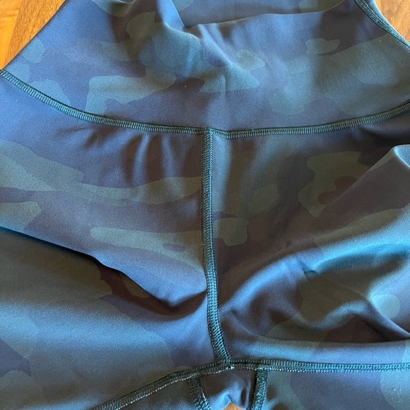 Like new Alo yoga legging in Green Camo - Picture 5 of 6